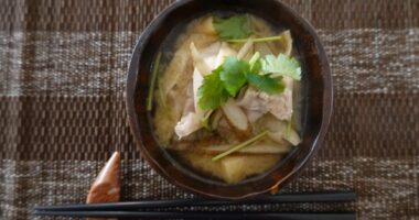 鶏肉とごぼうの味噌汁