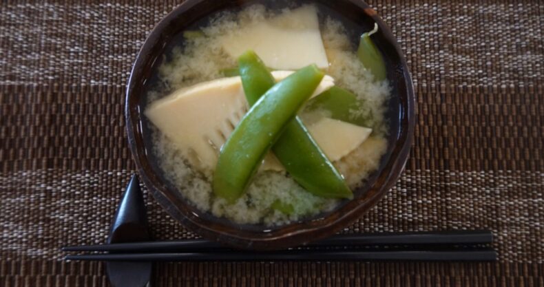 たけのことスナップえんどうの味噌汁