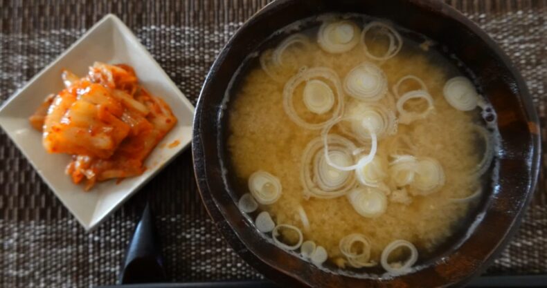 納豆とキムチの味噌汁