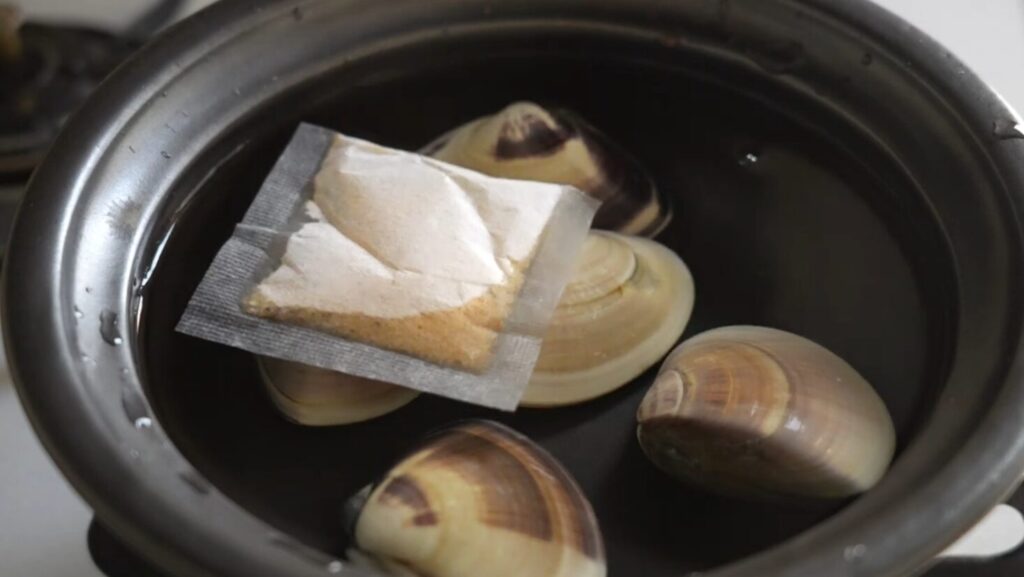 はまぐりと三つ葉の味噌汁