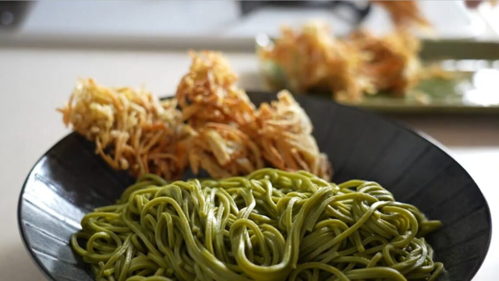 茶そばとゴボウのかき揚げ