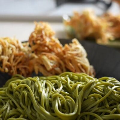 茶そばとゴボウのかき揚げ