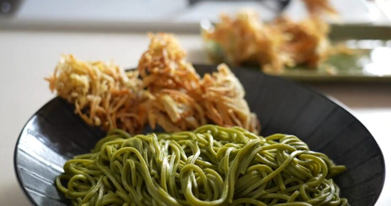 茶そばとゴボウのかき揚げ