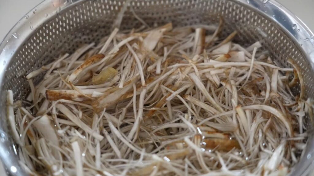 茶そばとゴボウのかき揚げ