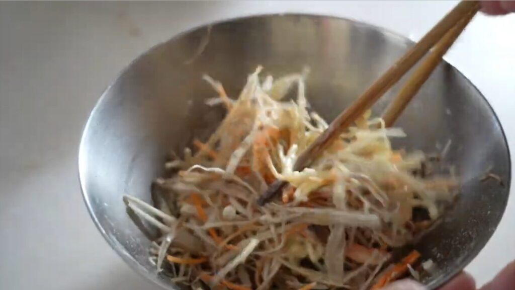 茶そばとゴボウのかき揚げ