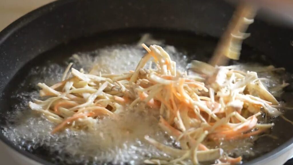 茶そばとゴボウのかき揚げ